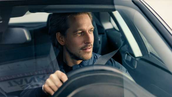 BMW 5. seeria Sedaan G30, mees juhib BMW-d BMW 5. seeria Sedaan G30, mees juhib BMW-d, vaadates välja läbi esiklaasi