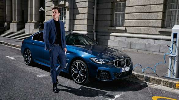Pistikhübriid BMW 5. seeria Sedaan 2021 G30, kolm neljandikku eestvaade, laadimas Pistikhübriid BMW 5. seeria Sedaan 2021 G30, kolm neljandikku eestvaade, laadimas koos modelliga