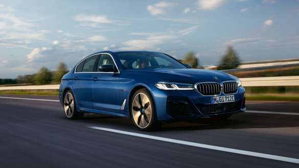 Pistikhübriid BMW 5. seeria Sedaan 2021 G30, kolm neljandikku eestvaade, sõitmas Pistikhübriid BMW 5. seeria Sedaan 2021 G30, kolm neljandikku eestvaade, tänaval sõitmas