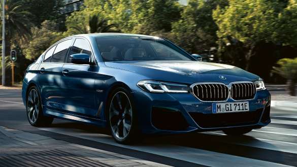 BMW 5. seeria Sedaan G30, kolm neljandikku eestvaade BMW 5. seeria Sedaan G30 Facelift 2020, Phytonic Blue metallik, kolm neljandikku eestvaade, tänaval sõitmas