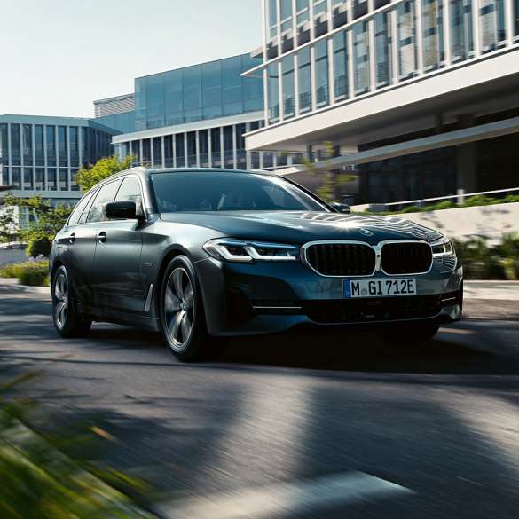 BMW 5. seeria Touring G31välisilme BMW 5. seeria Touring G31 Facelift 2020 Sophisto Grey, kolm neljandikku eestvaade sõitmas linnas