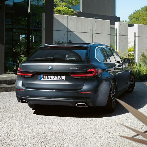 BMW 5. seeria Touring G31 tagaspoiler ja vabakujulised summutitorud BMW 5. seeria Touring G31 Facelift 2020 Sophisto Grey, tagaspoiler ja vabakujulised summutitorud, lähivaade