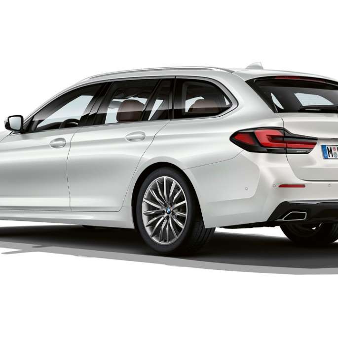BMW 5. seeria Touring G31 Luxury Line, tagantvaade BMW 5. seeria Touring 530i G31 2020 Luxury Line, Mineral White, kolm neljandikku tagantvaate
