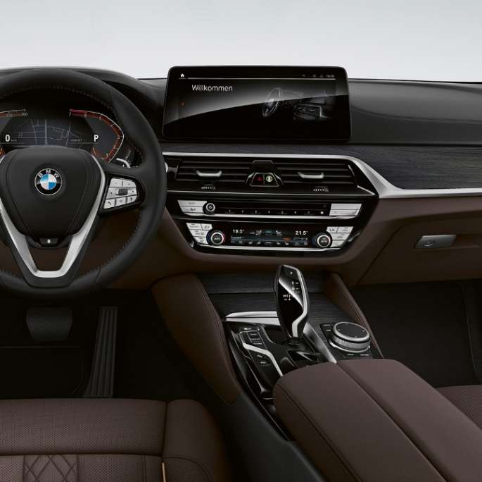 BMW 5. seeria Touring G31 Luxury Line, juhikoht BMW 5. seeria Touring 530i G31 2020, Luxury Line, salong, eksklusiivne nahksisu „Nappa“ Mokka, eksklusiivõmblused kontrastääristega, juhikoht