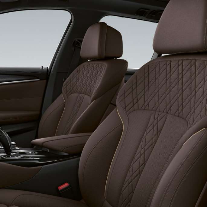 BMW 5. seeria Touring G31 Luxury Line, istmekatted BMW 5. seeria Touring 530i G31 2020, Luxury Line, salong, eksklusiivne nahksisu „Nappa“ Mokka, eksklusiivõmblused kontrastääristega