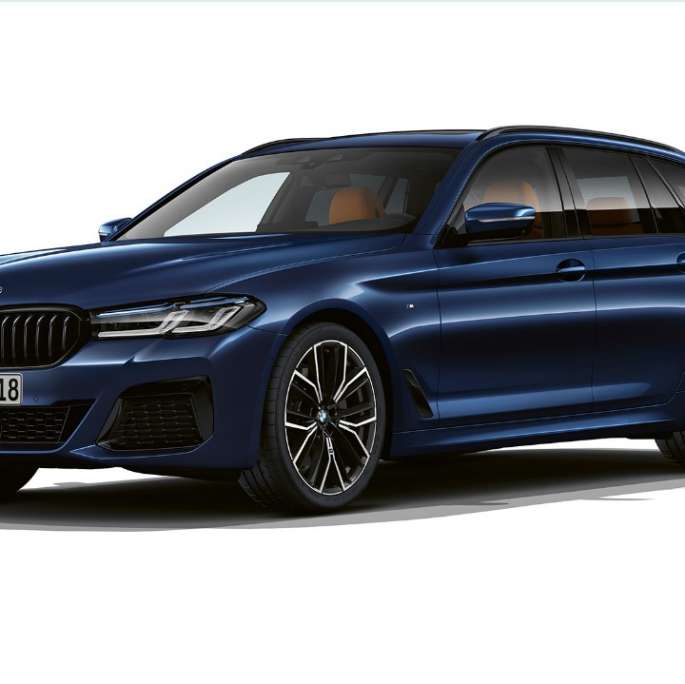 BMW 5. seeria Touring G31, M-sportpakett, eestvaade BMW 5. seeria Touring 530e G31 2020 M-sportpakett, Tanzanite Blue II metallik, kolm neljandikku eestvaade