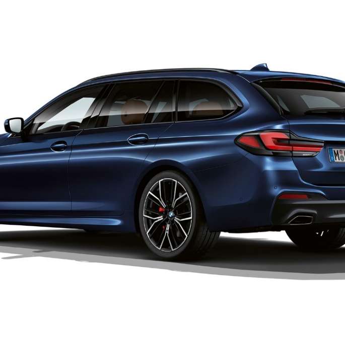 BMW 5. seeria Touring G31, M-sportpakett, tagantvaade BMW 5. seeria Touring 530e G31 2020 M-sportpakett, Tanzanite Blue II metallik, kolm neljandikku tagantvaade
