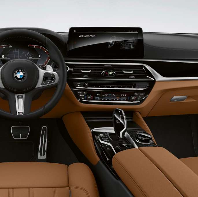BMW 5. seeria Touring G31 M-sportpakett, juhikoht BMW 5. seeria Touring 530e G31 2020, M-sportpakett, salong, nahksisu „Dakota“ Cognac eksklusiivõmblused kontrastääristega, juhikoht