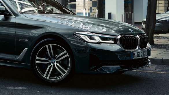 BMW 5. seeria Touring G31, nelja ratast hõlmav aktiivrool BMW 5. seeria Touring G31 Facelift 2020, nelja ratast hõlmav aktiivrool, kolm neljandikku eestvaade sõites