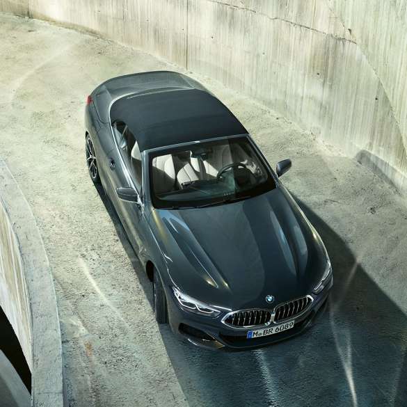 BMW M850i xDrive Dravit Grey metallik, pehme musta katusega, ülaltvaade. BMW M850i xDrive Dravit Grey metallik, pehme musta katusega, ülaltvaade.