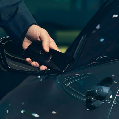 BMW M850i xDrive, juht avab sõidukit nutitelefoni abil, kasutades digitaalset võtit. BMW M850i xDrive, juht avab sõidukit nutitelefoni abil, kasutades digitaalset võtit.