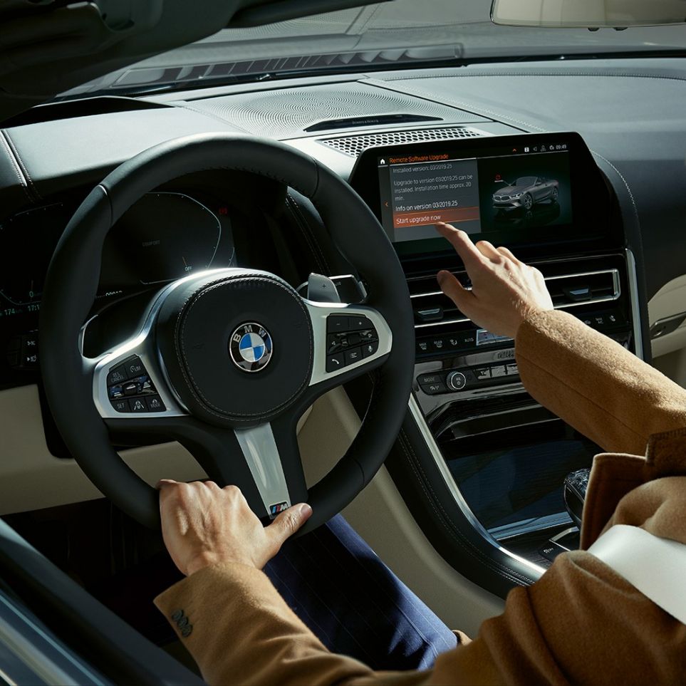 BMW M850i xDrive, juht kasutab puutetundlikku BMW Live Cockpit Professionali. BMW M850i xDrive, juht kasutab puutetundlikku BMW Live Cockpit Professionali.