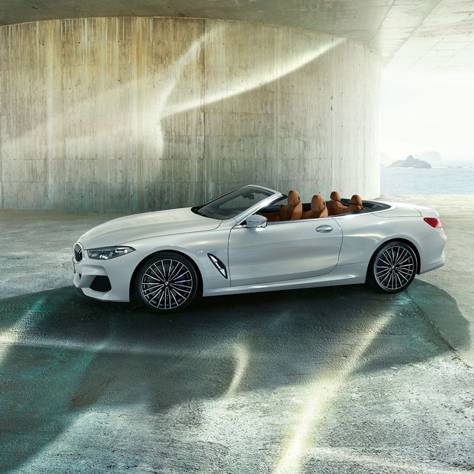 BMW M850i xDrive Mineral White metallik, külgvaade, pehme katus avatud. BMW M850i xDrive Mineral White metallik, külgvaade, pehme katus avatud.