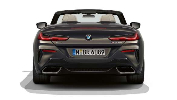 BMW M850i xDrive Dravit Grey metallik, tagantvaade, sportmudeli väljalaskesüsteem. BMW M850i xDrive Dravit Grey metallik, tagantvaade, sportmudeli väljalaskesüsteem.