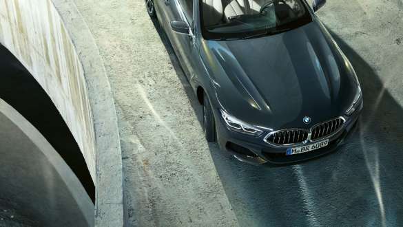 BMW M850i xDrive Dravit Grey metallik, sõidab, eest, ülaltvaade, nelja ratast hõlmav aktiivrool. BMW M850i xDrive Dravit Grey metallik, sõidab, eest, ülaltvaade, nelja ratast hõlmav aktiivrool.