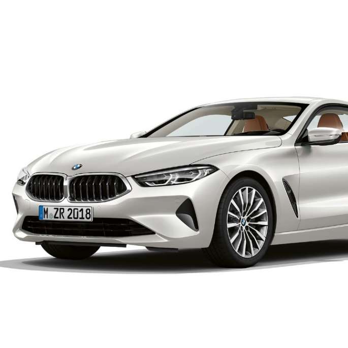BMW 8. seeria Coupé, kolm neljandikku eestvaade. BMW 8. seeria Coupé, Mineral White metallik, kolm neljandikku eestvaade.
