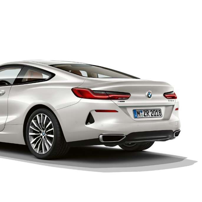 BMW 8. seeria Coupé, kolm neljandikku tagantvaade. BMW 8. seeria Coupé, Mineral White metallik, kolm neljandikku tagantvaade.