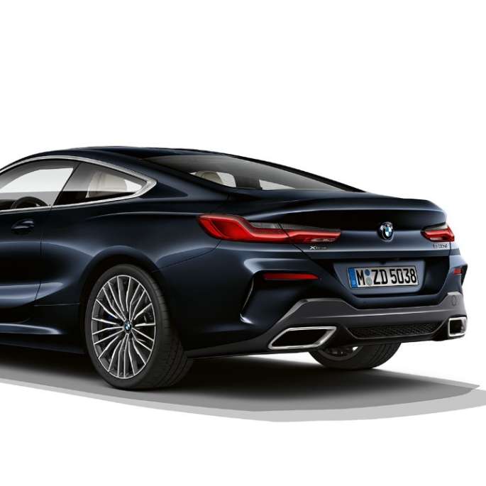 BMW 8. seeria Coupé, kolm neljandikku tagantvaade. BMW 8. seeria Coupé, Carbon Black metallik, kolm neljandikku tagantvaade.