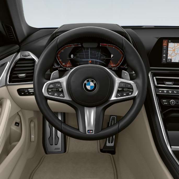 Multifunktsioonlülititega nahast M-sportrool. BMW 8. seeria Coupé salong koos multifunktsioonlülititega nahkkattega M-sportrooliga.