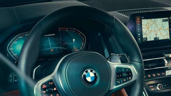 Näidikukuva. BMW 8. seeria Coupé, juhikoht, rool koos näidikukuvaga.