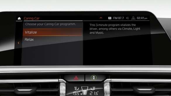 BMW intelligentne isiklik assistent. BMW 8. seeria Coupé, keskpaneeli ekraan koos BMW isikliku assistendiga.