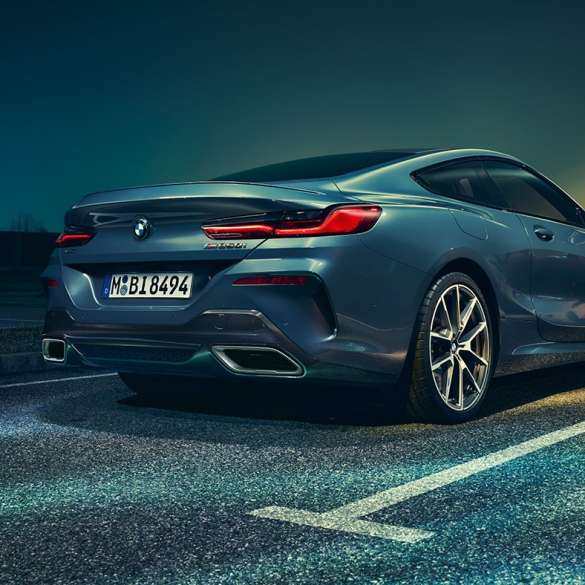 BMW 8.seeria Coupé, kolm neljandikku tagantvaade. BMW 8. seeria Coupé, kolm neljandikku tagantvaates, seisab öise vaate taustal.
