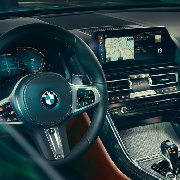 BMW 8. seeria Coupé, juhikoht. BMW 8. seeria Coupé, juhikoht, lähivaade koos rooli ja keskpaneeli ekraaniga.