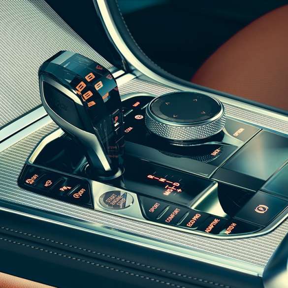 BMW 8. seeria Coupé salong. BMW 8. seeria Coupé, salong, lähivaade käigukangist.
