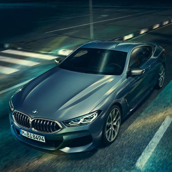 BMW 8. seeria Coupé, kolm neljandikku eestvaade. BMW 8. seeria Coupé, kolm neljandikku eestvaatega mootorikapotile.