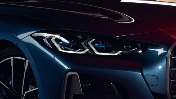 BMW M440i xDrive Coupé G22 2020, M-aerodünaamikapaketi esispoiler BMW M440i xDrive Coupé Arctic Race Blue metallik G22 2020, kolm neljandikku külgvaade, lähivaade M-aerodünaamikapaketi esispoilerile