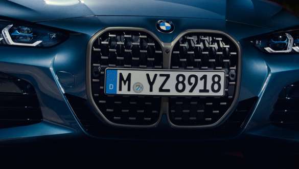 BMW M440i xDrive Coupé G22 2020, Cerium Grey toonis BMW kaheosaline neerukujuline iluvõre BMW M440i xDrive Coupé Arctic Race Blue metallik G22 2020, eestvaade Cerium Grey toonis BMW kaheosalisele neerukujulisele iluvõrele