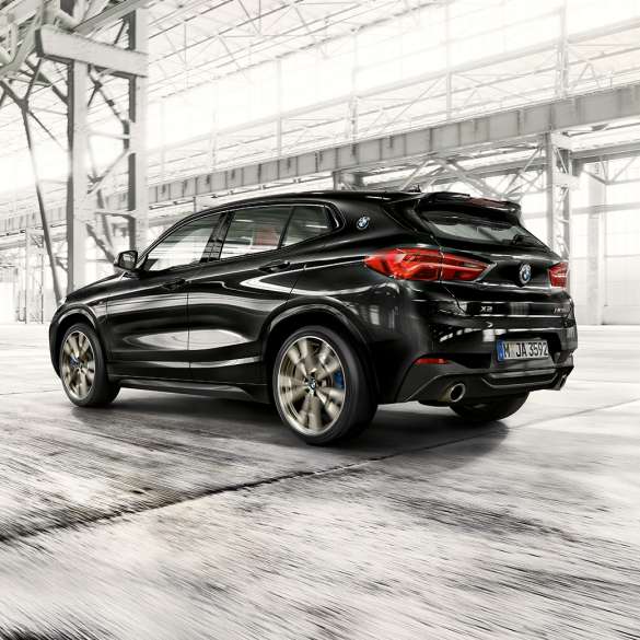 BMW X2 M35i sõidudünaamika BMW X2 M35i F39 2018 Sapphire Black metallik sõidudünaamika, kolm neljandikku tagantvaade