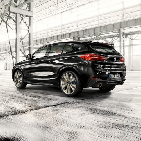 BMW X2 M35i M-tagaspoiler BMW X2 M35i F39 Sapphire Black metallik, M-tagaspoiler, kolm neljandikku eestvaade