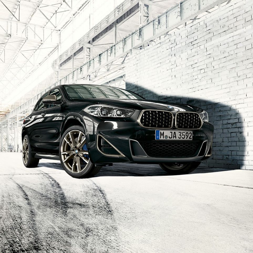 BMW X2 M35i kaheosaline neerukujuline iluvõre BMW X2 M35i F39 Sapphire Black metallik, kaheosaline neerukujuline iluvõre, kolm neljandikku eestvaade