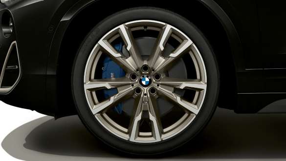 BMW X2 M35i, M-sportpidurid BMW xDrive BMW X2 M35i F39, Sapphire Black metallik, M-sportpidurid, lähivaade rattast