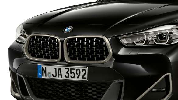 BMW X2 M35i kaheosaline neerukujuline iluvõre BMW X2 M35i F39 Sapphire Black metallik, kaheosaline neerukujuline iluvõre, kolm neljandikku eestvaade