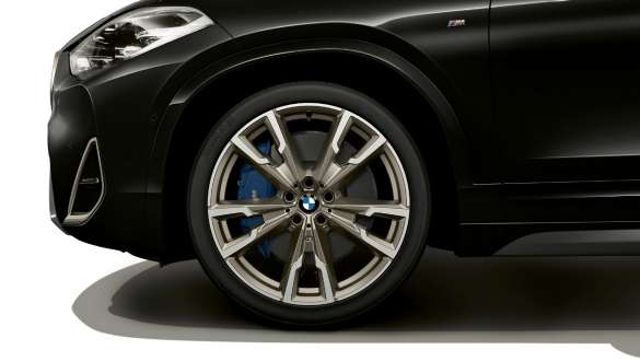 BMW X2 M35i F39 Sapphire Black metallik, M-kergmetallveljed, lähivaade rattast BMW X2 M35i F39 Sapphire Black metallik, M-kergmetallveljed, lähivaade rattast