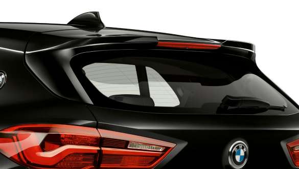 BMW X2 M35i M-tagaspoiler BMW X2 M35i F39 Sapphire Black metallik, M-tagaspoiler, lähivaade tagant