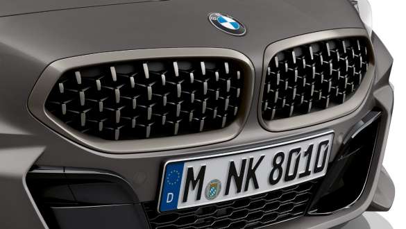 BMW Z4 Roadster M40i G29 neerukujuline iluvõre Neerukujuline iluvõre BMW Z4 Roadster M40i G29 2019 BMW Individual Frozen Grey metallik lähivaade eest