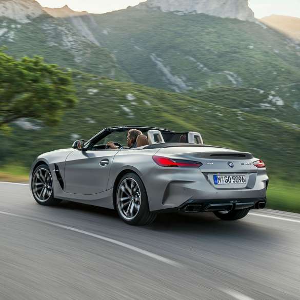 BMW Z4 M40i G29 sõidudünaamika BMW Z4 Roadster M40i G29 2019 BMW Individual Frozen Grey metallik, 3/4 tagantvaade sõites