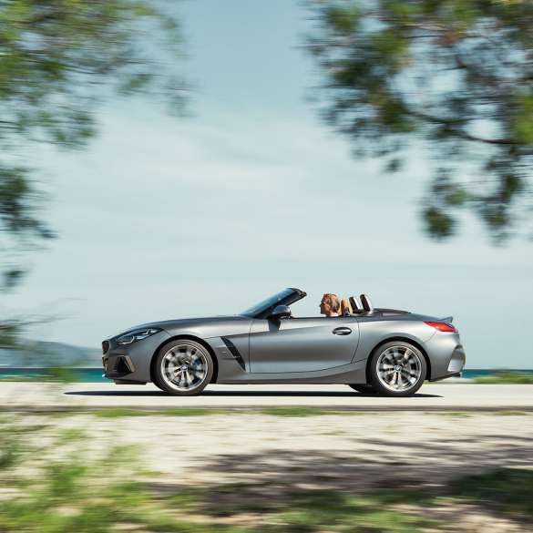 BMW Z4 M40i G29 välisilme BMW Z4 M40i Roadster G29 2019 Cabrio BMW Individual Frozen Grey metallik külgvaade