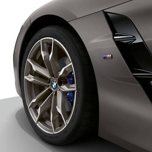 BMW Z4 M40i G29 kergmetallveljed Kergmetallvelg BMW Z4 Roadster M40i G29 2019 BMW Individual Frozen Grey metallik lähivaade veljele ja Air Breatherile