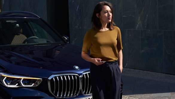 Naine oma BMW ees BMW Roadside Assistance, naine oma BMW ees
