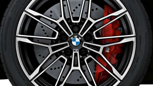 BMW M3 Sedaan G80 2020, komposiitmaterjalist M-pidur BMW M3 Sedaan G80 2020 komposiitmaterjalist M-pidur, punane, kõrgläikega, lähivaade veljele