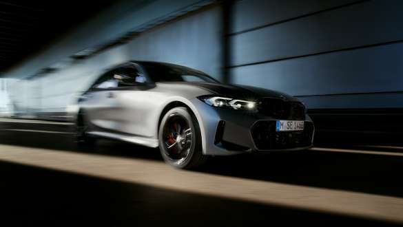 M-tehnoloogiapakett, M340i xDrive Sedaan G20 BMW M340i xDrive Sedaan G20, BMW Individual Frozen Pure Grey, kolm neljandikku eestvaade sõites