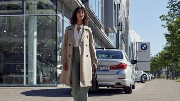 Naine BMW esinduse ees BMW Service Inclusive, naine BMW esinduse ees