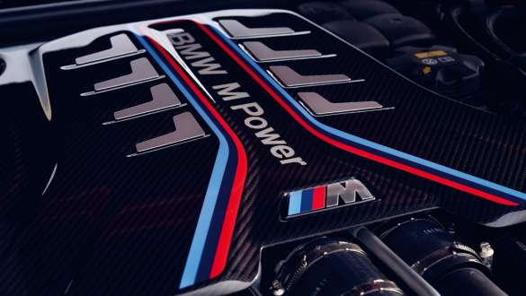 BMW M TwinPower Turbo kaheksasilindriline bensiinimootor, BMW M5 F90 2020 BMW M TwinPower Turbo kaheksasilindriline bensiinimootor, BMW M5 F90 LCI Facelift 2020, mootorikatte lähivõte