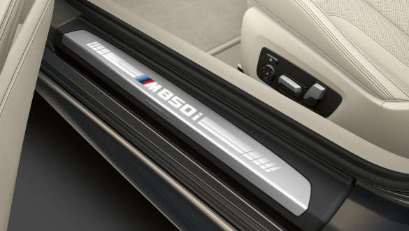 M850i mudelitähisega lävendikate. BMW M850i xDrive Cabrio M850i mudelitähisega lävendikate.