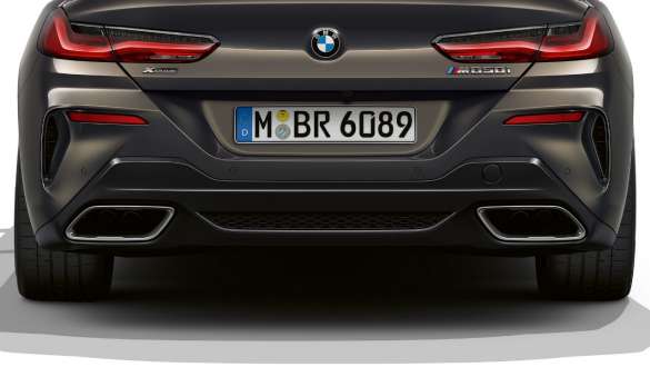 Summutitorud vasakul ja paremal. BMW M850i xDrive Cabrio, summutitorud vasakul ja paremal.