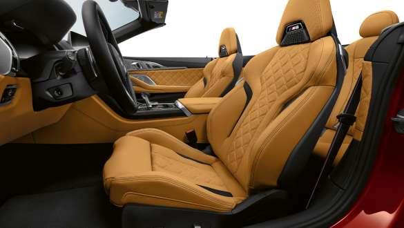Peene tekstuuriga täisnahkpolster 'Merino'/Alcantara. BMW M8 Competition Cabrio, peene tekstuuriga täisnahkpolster 'Merino'/Alcantara.